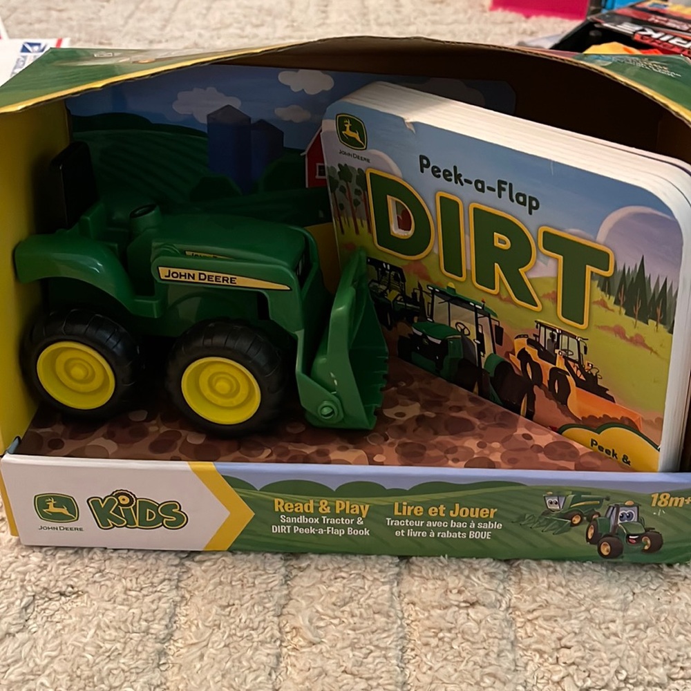 John Deer Kids Read and Play Sandbox Tractor & Dirt Peek a Flap Book Brand New.